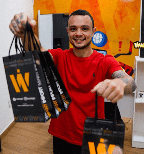 Cliente feliz com suas compras
