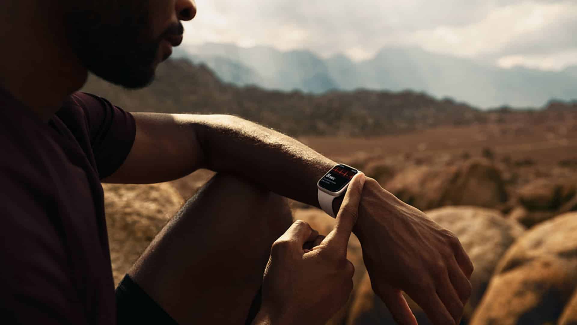 Apple Watch Series 7 no pulso medindo ECG