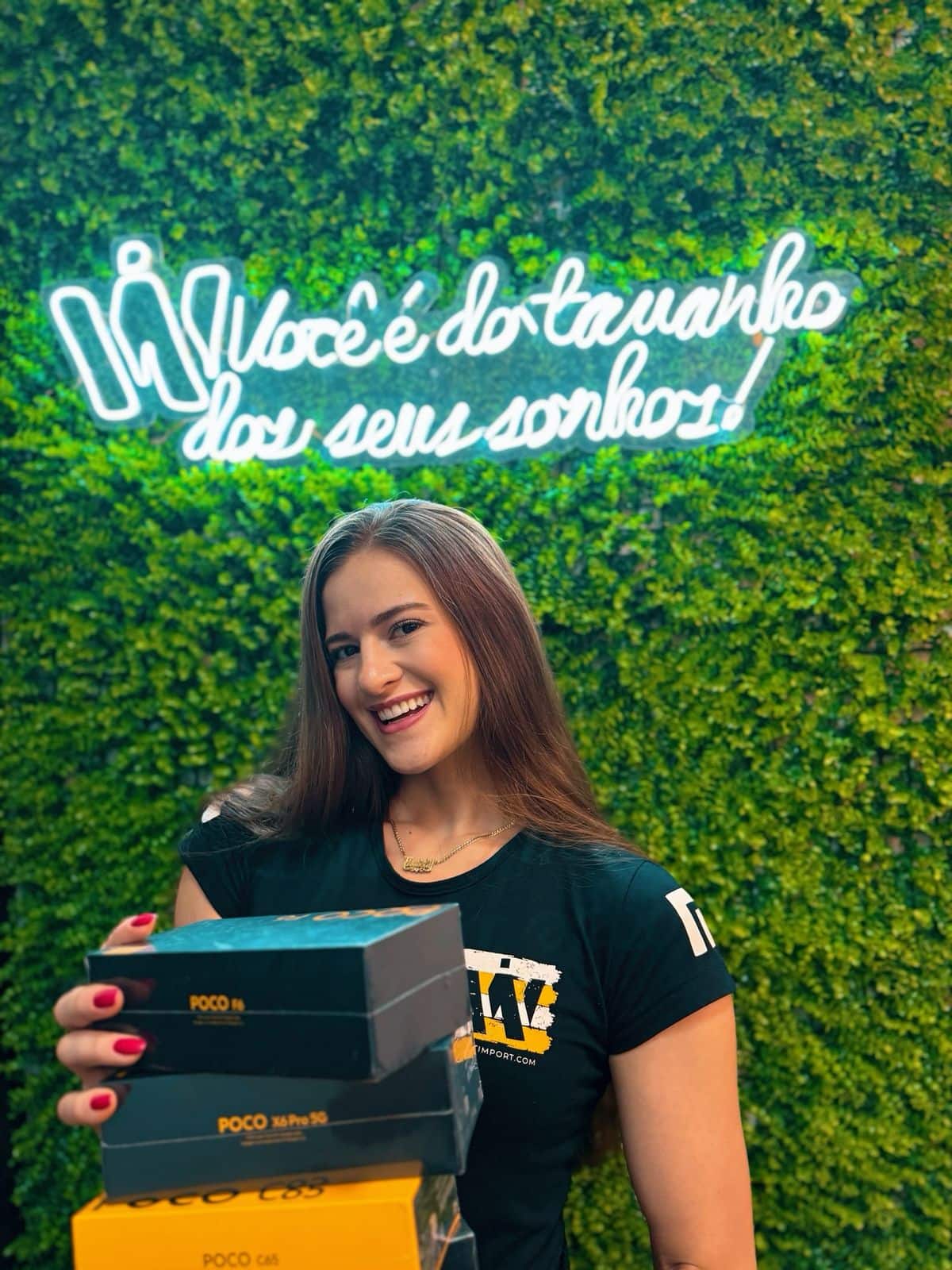 Quem somos Atendente da WANT IMPORT com caixas de celulares POCO na loja