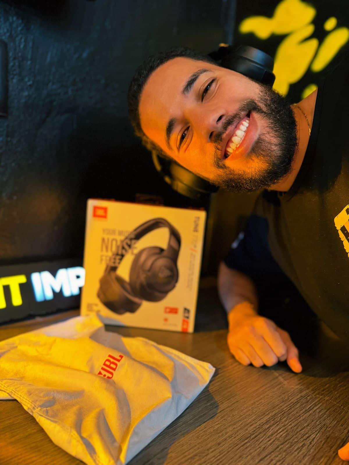 Quem somos Atendente da WANT IMPORT com fone de ouvido JBL