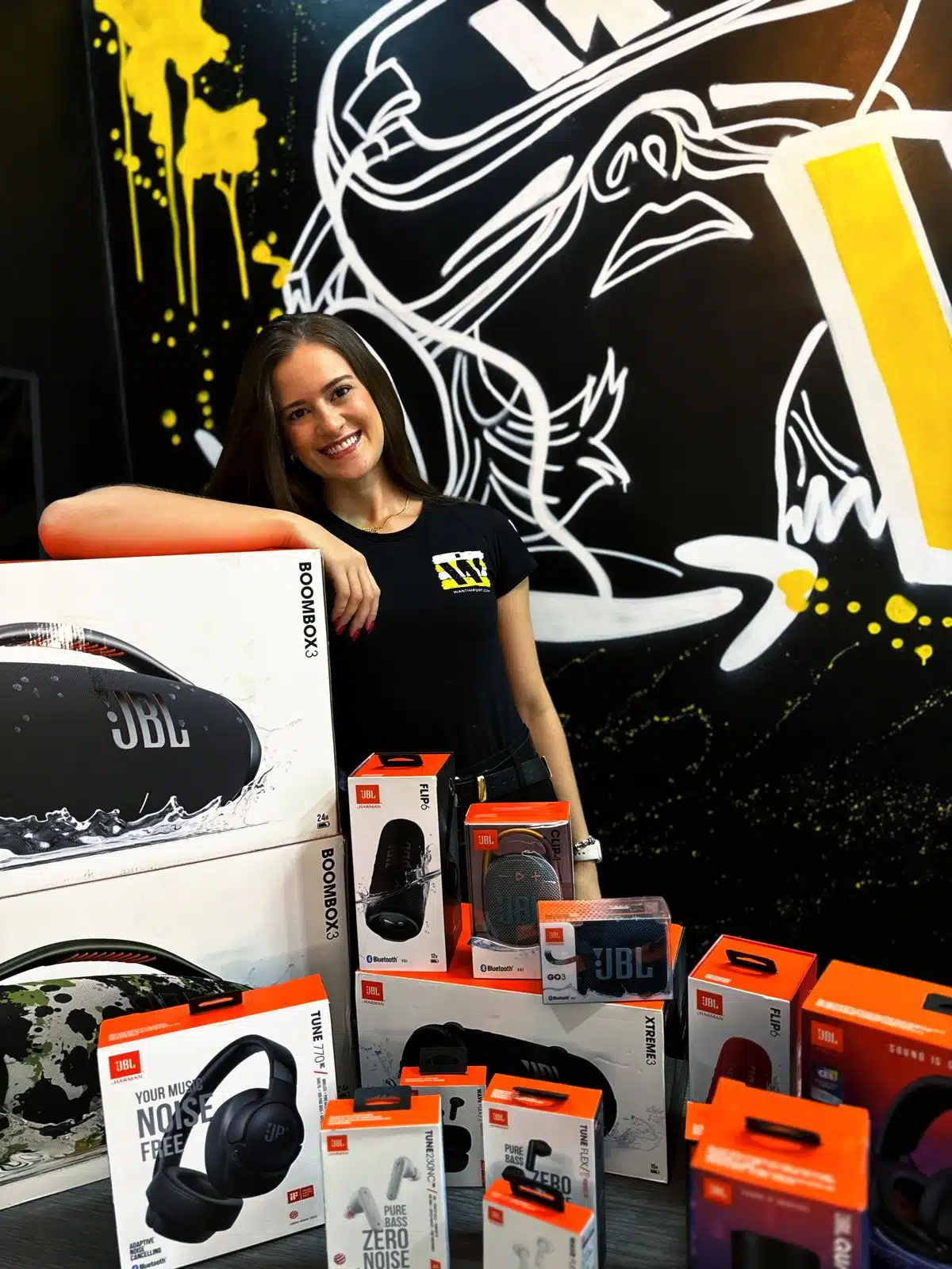 WANT IMPORT - Loja de celulares e eletrônicos Atendente da WANT IMPORT com caixas de som e fones JBL originais na loja