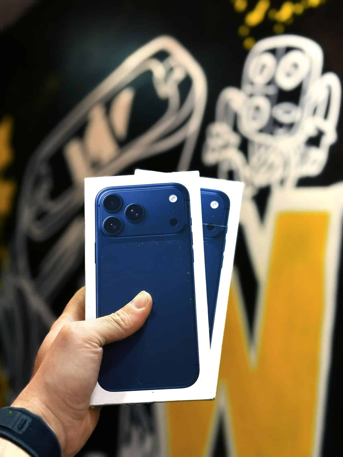 Quem somos iPhone 16 azul original na WANT IMPORT